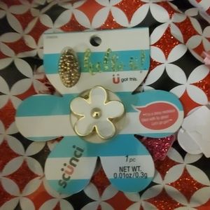 A scuni girls daisy gold, locket w. Lipbalm hain